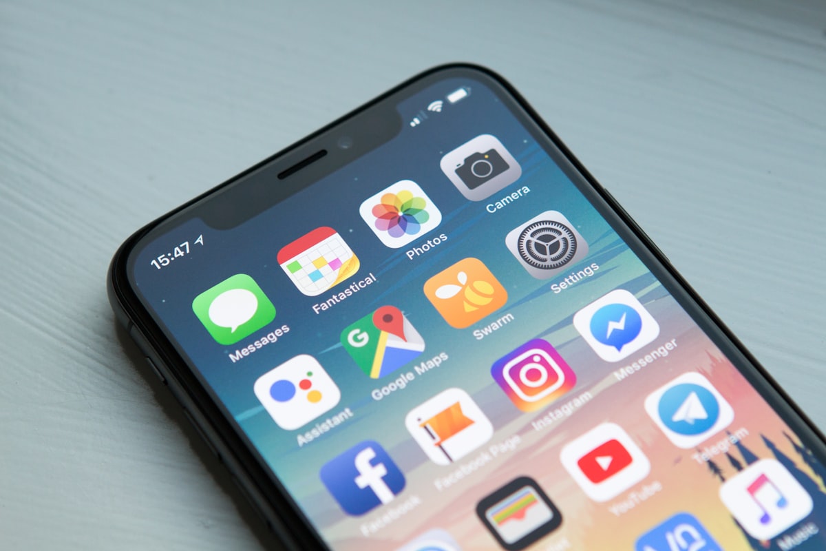 Smartphone dengan peta dan aplikasi cuaca — alat penting saat darurat