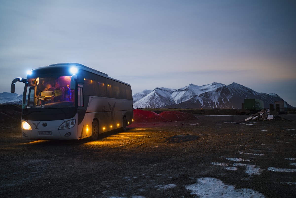 Bus wisata Jepang yang nyaman — moda transportasi utama menuju kawasan Gunung Fuji
