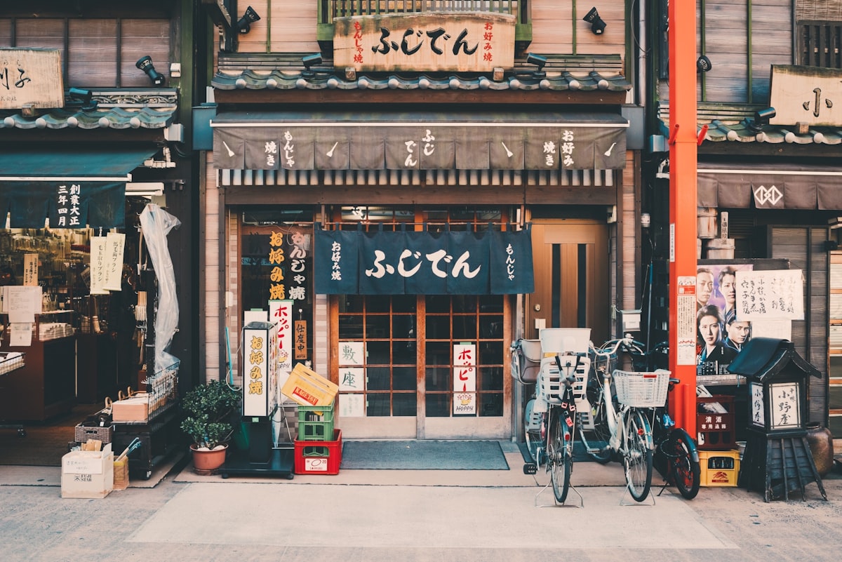 Suasana jalan di Jepang dengan papan reklame dan keramaian kota