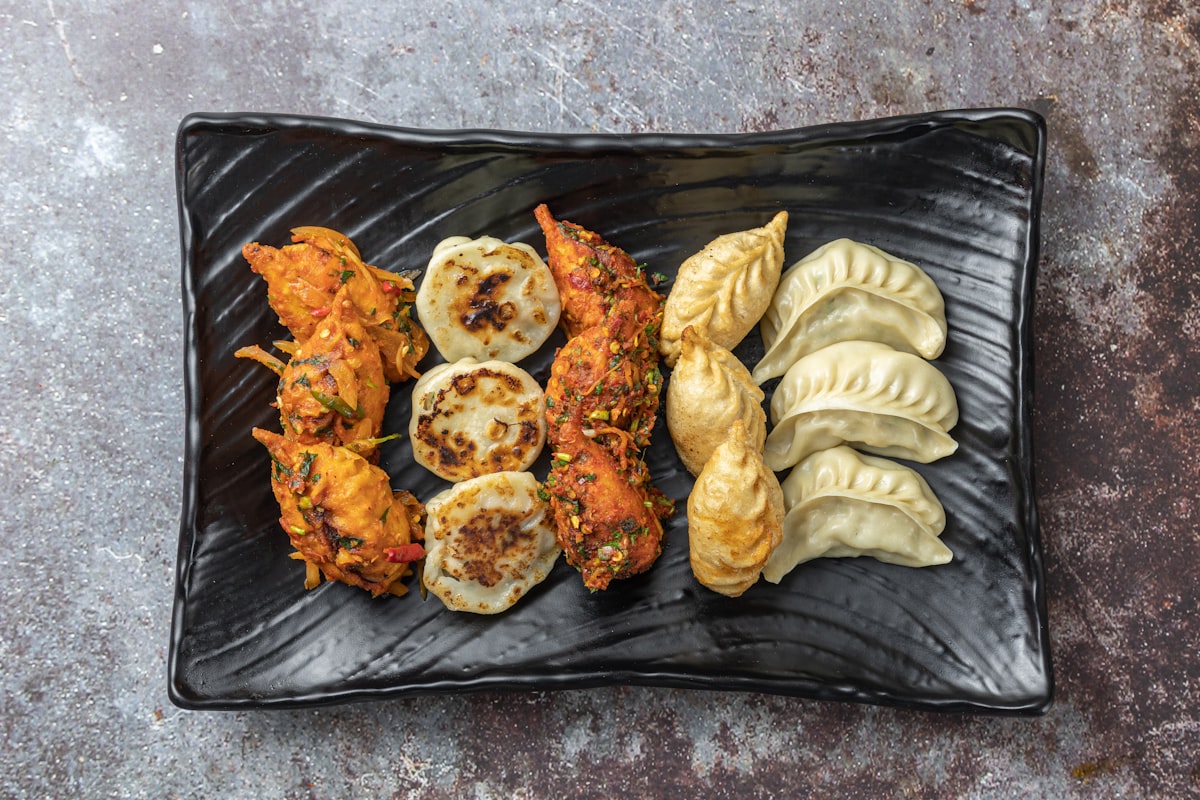 Berbagai jenis onigiri nasi kepal Jepang dengan isian berbeda