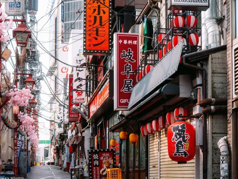 Pemandangan jalanan Tokyo dari jendela kafe kaca